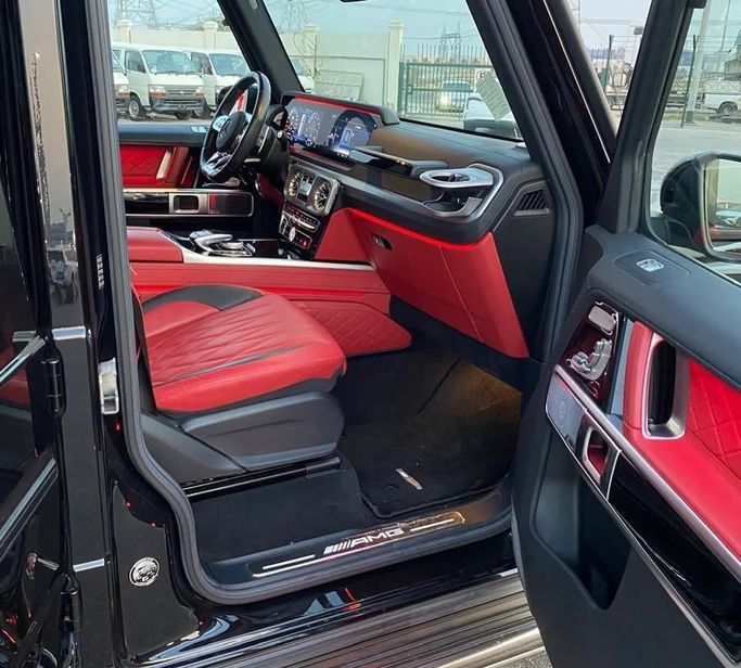 Подержанный Mercedes-Benz G-Class AMG 63 AMG II (W463), 4.0 л, 2021 в Дубае от Lakhani Motors Черный цвет. Японская | AUTO.AE