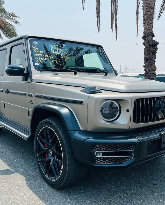 Подержанный Mercedes-Benz G-Class AMG 63 AMG II (W463), 4.0 л, 2021 в Дубае от Lakhani Motors Серебристый цвет. Японская | AUTO.AE