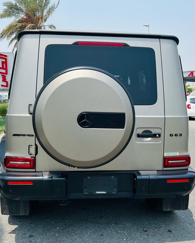 Подержанный Mercedes-Benz G-Class AMG 63 AMG II (W463), 4.0 л, 2021 в Дубае от Lakhani Motors Серебристый цвет. Японская | AUTO.AE