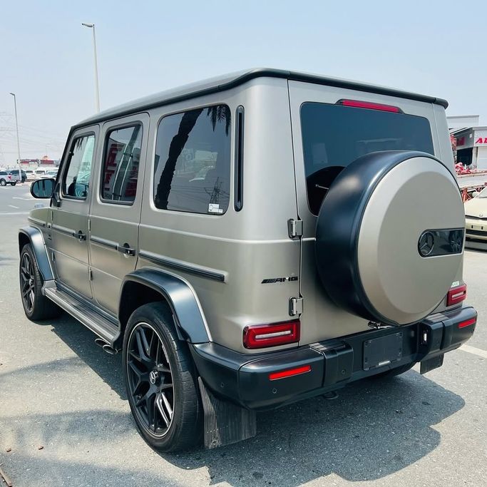 Подержанный Mercedes-Benz G-Class AMG 63 AMG II (W463), 4.0 л, 2021 в Дубае от Lakhani Motors Серебристый цвет. Японская | AUTO.AE