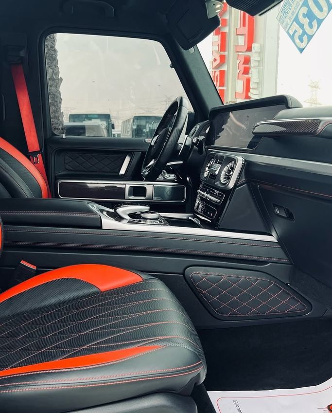 Подержанный Mercedes-Benz G-Class AMG 63 AMG II (W465) Рестайлинг, 4.0 л, 2024 в Дубае от Lakhani Motors Белый цвет. Японская | AUTO.AE