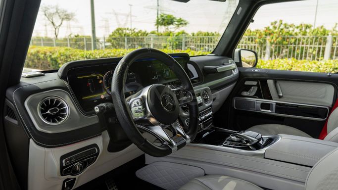 Подержанный Mercedes-Benz G-Class AMG 63 AMG II (W463), 4.0 л, 2022 в Дубае от Milele Белый цвет. Other | AUTO.AE