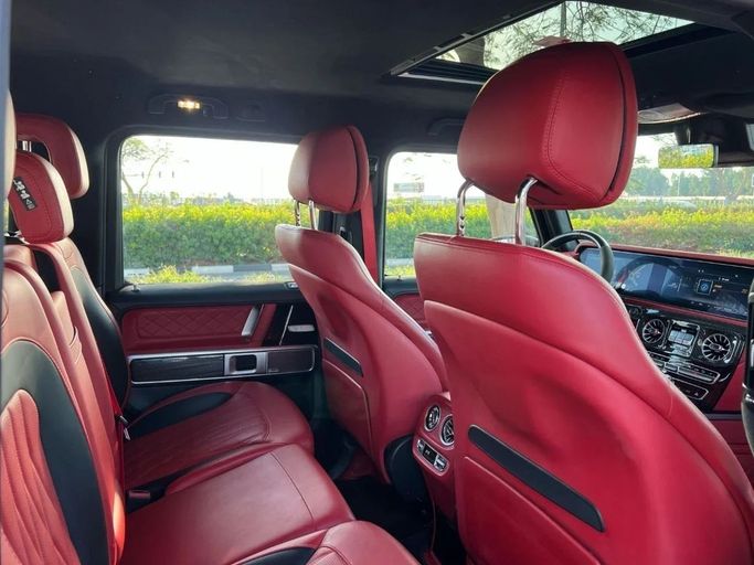 Подержанный Mercedes-Benz G-Class AMG Brabus 900 II (W463), 6.3 л, 2021 в Дубае от Drivenchy Motors Зеленый цвет. GCC | AUTO.AE