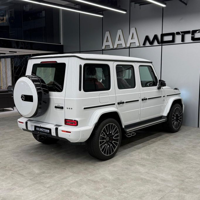 جديدة Mercedes-Benz G-Class AMG 63 AMG عملية شد الوجه II (W465), 4.0 l, 2025 في في دبي من AAA Motors، اللون أبيض. المواصفات الأوروبية | AUTO.AE