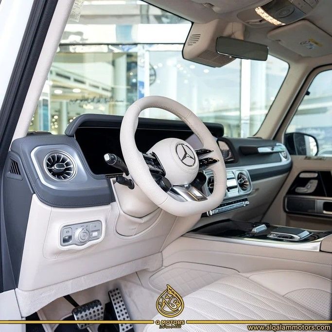 Подержанный Mercedes-Benz G-Class AMG 63 AMG II (W465) Рестайлинг, 4.0 л, 2025 в Дубае от Q Motors Белый цвет. GCC | AUTO.AE