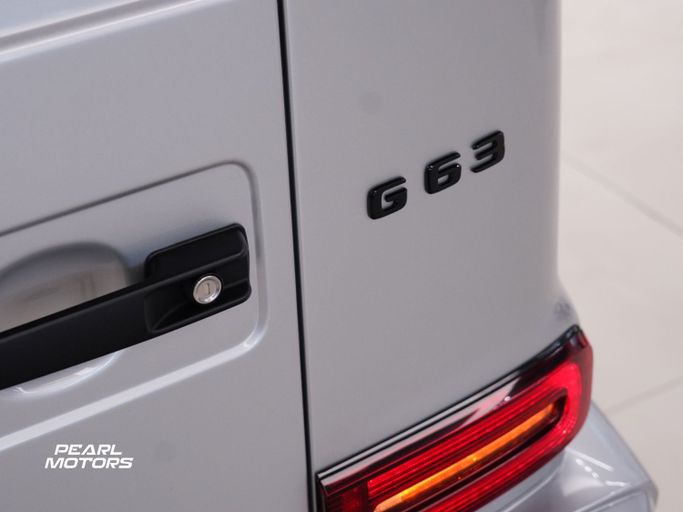 Подержанный Mercedes-Benz G-Class AMG 63 AMG II (W463), 4.0 л, 2023 в Дубае от Pearl Motors Серебристый цвет. GCC | AUTO.AE