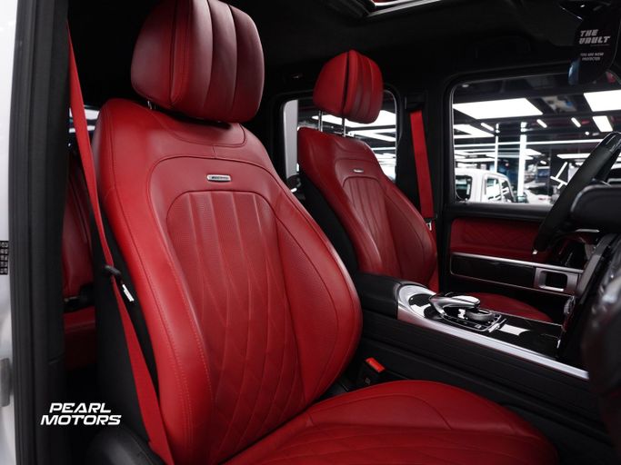 Подержанный Mercedes-Benz G-Class AMG 63 AMG II (W463), 4.0 л, 2023 в Дубае от Pearl Motors Серебристый цвет. GCC | AUTO.AE