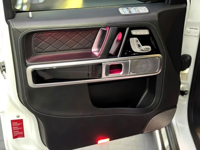 Подержанный Mercedes-Benz G-Class AMG 63 AMG II (W463), 4.0 л, 2022 в Дубае от Auto Bank Motors Белый цвет. Корейская | AUTO.AE