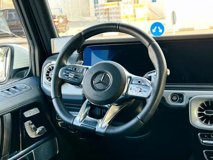 Подержанный Mercedes-Benz G-Class AMG 63 AMG II (W463), 4.0 л, 2021 в Дубае от Mirza Automobile FZE Белый цвет. Японская | AUTO.AE