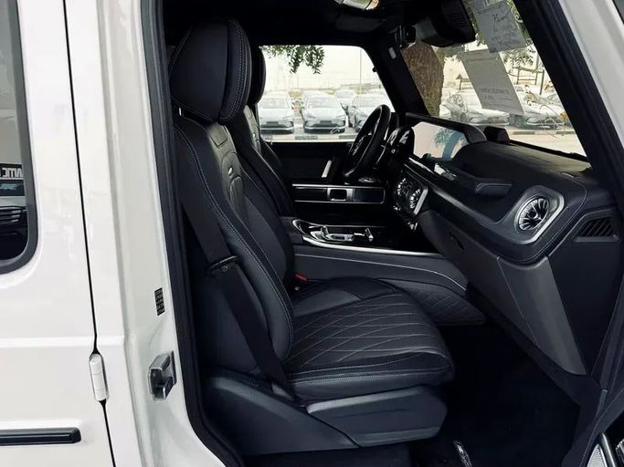 Подержанный Mercedes-Benz G-Class AMG 63 AMG II (W465) Рестайлинг, 4.0 л, 2025 в Дубае от Mirza Automobile FZE Белый цвет. Японская | AUTO.AE