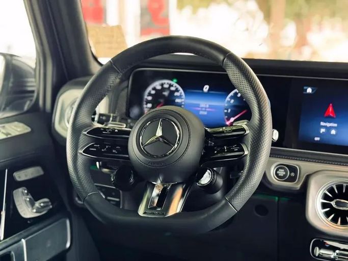 Подержанный Mercedes-Benz G-Class AMG 63 AMG II (W465) Рестайлинг, 4.0 л, 2025 в Дубае от Mirza Automobile FZE Белый цвет. Японская | AUTO.AE