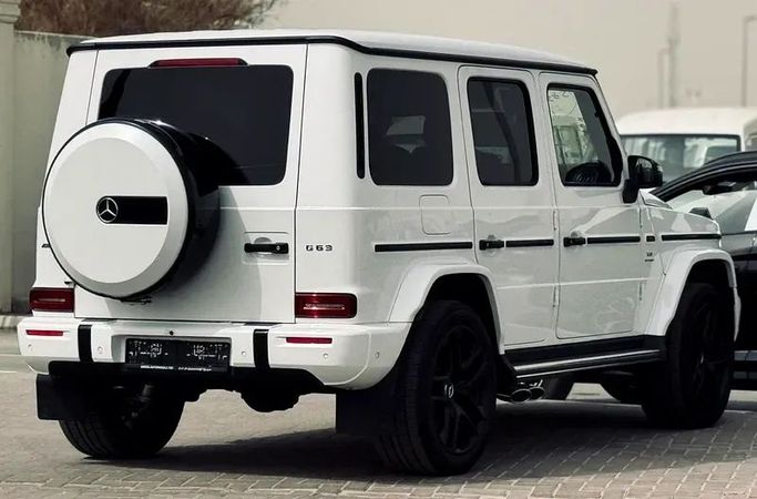 Подержанный Mercedes-Benz G-Class AMG 63 AMG II (W465) Рестайлинг, 4.0 л, 2025 в Дубае от Mirza Automobile FZE Белый цвет. Японская | AUTO.AE