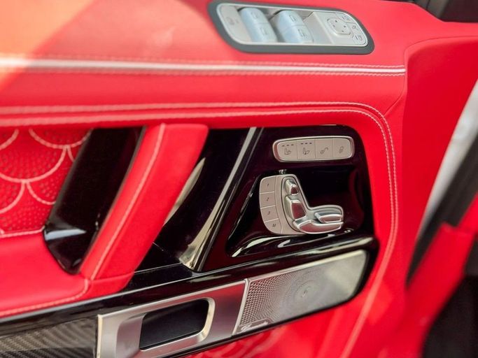 Подержанный Mercedes-Benz G-Class AMG 63 AMG II (W463), 4.0 л, 2022 в Дубае от Al Rawnaq Motors  Белый цвет. Японская | AUTO.AE