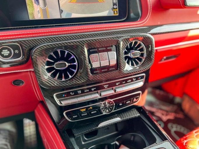 Подержанный Mercedes-Benz G-Class AMG 63 AMG II (W463), 4.0 л, 2022 в Дубае от Al Rawnaq Motors  Белый цвет. Японская | AUTO.AE