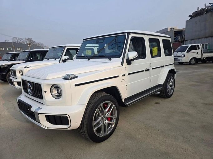 جديدة Mercedes-Benz G-Class AMG 63 AMG عملية شد الوجه II (W465), 4.0 l, 2026 في في دبي من Alif Bazar Motors، اللون أبيض. المواصفات الكورية | AUTO.AE