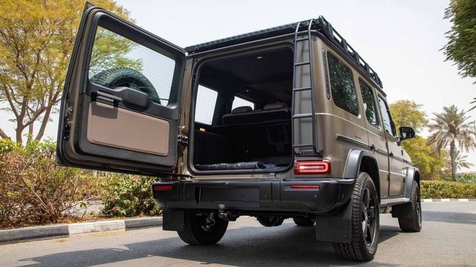 Новый Mercedes-Benz G-Class 500 III (W465) Рестайлинг, 3.0 л, 2025 в Дубае от Dresden Motors Коричневый цвет. GCC | AUTO.AE