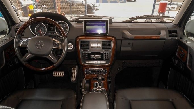 Подержанный Mercedes-Benz G-Class 550 II (W463) Рестайлинг 4, 4.0 л, 2016 в Дубае от Ibitisam Motors Серебристый цвет.  | AUTO.AE