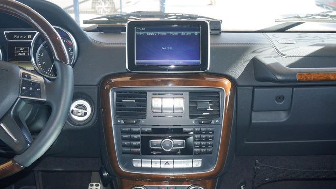 Подержанный Mercedes-Benz G-Class 550 II (W463) Рестайлинг 4, 4.0 л, 2015 в Дубае от Ibitisam Motors Белый цвет.  | AUTO.AE