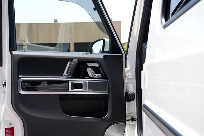 Used Mercedes-Benz G-Class 550 III (W463), 4.0 l, 2019 in Dubai by 8 Ba Motors, White color. Japanese Specs | AUTO.AE