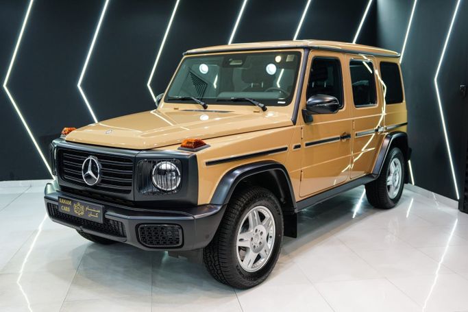 Новый Mercedes-Benz G-Class 500 III (W465) Рестайлинг, 3.0 л, 2025 в Дубае от Sanam Cars Бежевый цвет. GCC | AUTO.AE