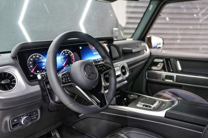 Новый Mercedes-Benz G-Class 500 III (W465) Рестайлинг, 3.0 л, 2025 в Дубае от Sanam Cars Бежевый цвет. GCC | AUTO.AE