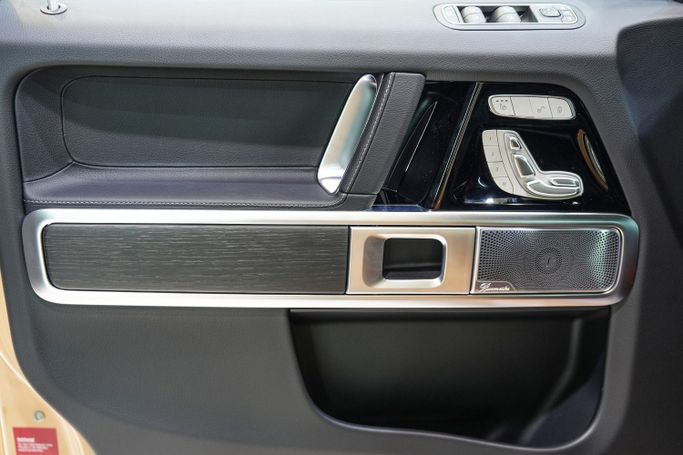 Новый Mercedes-Benz G-Class 500 III (W465) Рестайлинг, 3.0 л, 2025 в Дубае от Sanam Cars Бежевый цвет. GCC | AUTO.AE