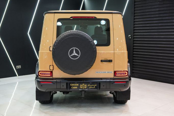 Новый Mercedes-Benz G-Class 500 III (W465) Рестайлинг, 3.0 л, 2025 в Дубае от Sanam Cars Бежевый цвет. GCC | AUTO.AE