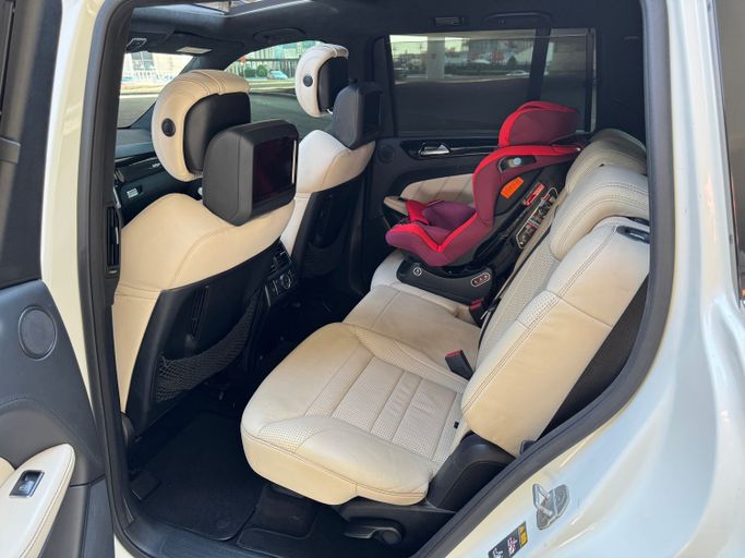 Used Mercedes-Benz GL-Class AMG 63 AMG, 5.5 l, 2014 in Dubai, White color. GCC Specs | AUTO.AE