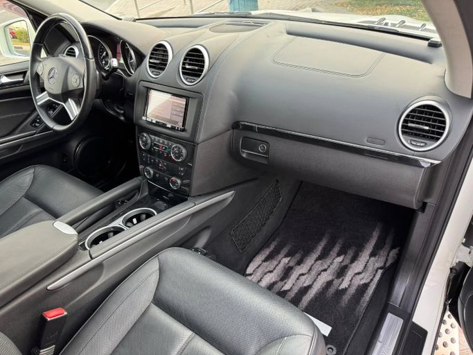 Used Mercedes-Benz GL-Class 550 I (X164) Facelift, 5.5 l, 2011 in Dubai by Saeed Auto, White color. Japanese Specs | AUTO.AE