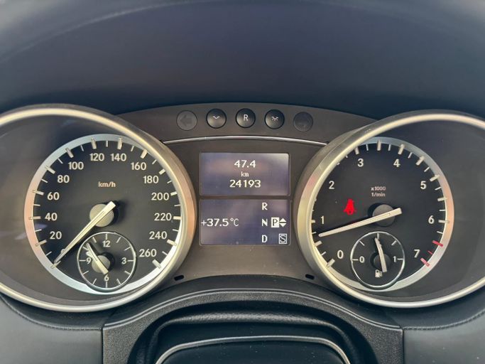 Used Mercedes-Benz GL-Class 550 I (X164) Facelift, 5.5 l, 2011 in Dubai by Saeed Auto, White color. Japanese Specs | AUTO.AE