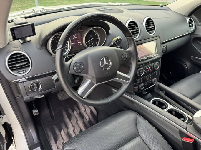 Used Mercedes-Benz GL-Class 550 I (X164) Facelift, 5.5 l, 2011 in Dubai by Saeed Auto, White color. Japanese Specs | AUTO.AE