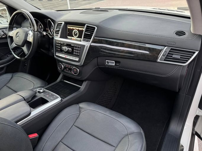 Подержанный Mercedes-Benz GL-Class 550 II (X166), 4.7 л, 2014 в Дубае от Saeed Auto Белый цвет. Японская | AUTO.AE