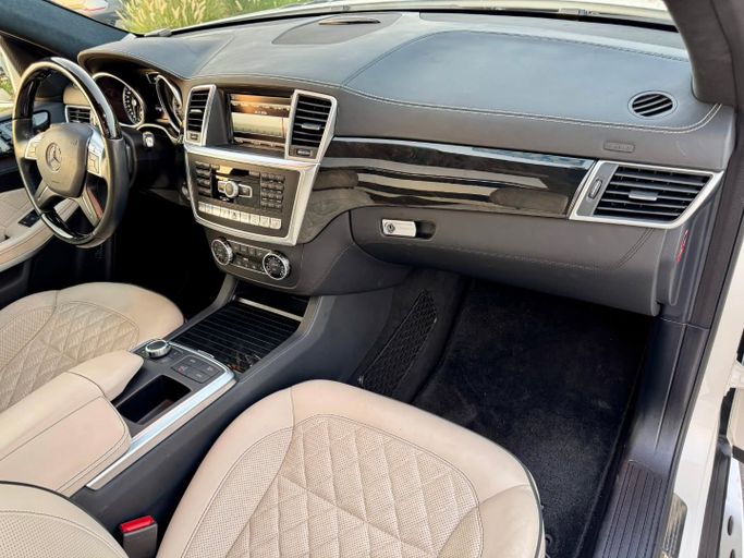 Подержанный Mercedes-Benz GL-Class 550 II (X166), 4.7 л, 2014 в Дубае от Saeed Auto Белый цвет. Японская | AUTO.AE