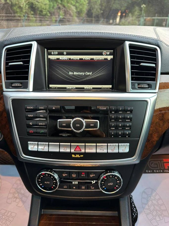 Подержанный Mercedes-Benz GL-Class 450 II (X166), 3.0 л, 2016 в Дубае от Alzahiah Cars Серебристый цвет. Американская | AUTO.AE