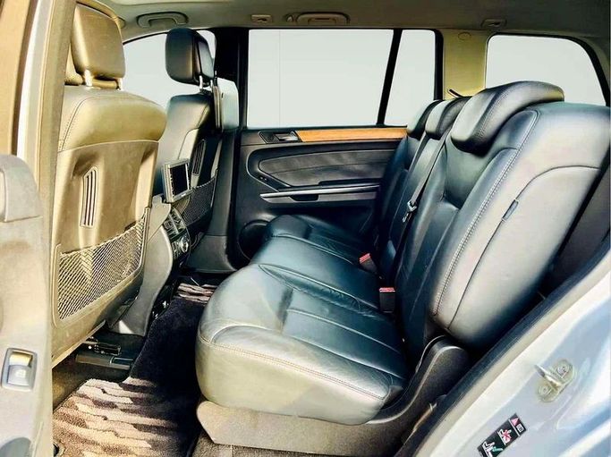 Подержанный Mercedes-Benz GL-Class 550 I (X164), 5.5 л, 2007 в Дубае от Mirza Automobile FZE Серебристый цвет. Японская | AUTO.AE