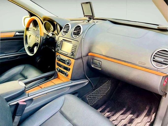 Подержанный Mercedes-Benz GL-Class 550 I (X164), 5.5 л, 2007 в Дубае от Mirza Automobile FZE Серебристый цвет. Японская | AUTO.AE