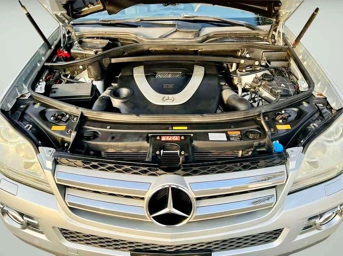 Подержанный Mercedes-Benz GL-Class 550 I (X164), 5.5 л, 2007 в Дубае от Mirza Automobile FZE Серебристый цвет. Японская | AUTO.AE
