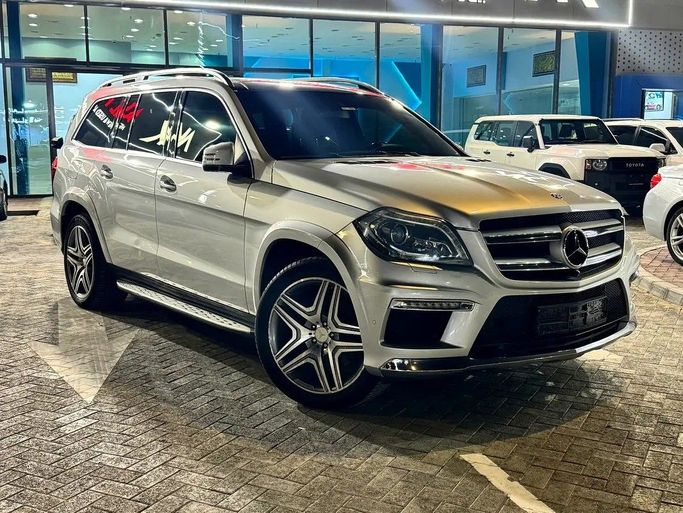 Подержанный Mercedes-Benz GL-Class 500 II (X166), 4.7 л, 2016 в Дубае от F1 Motors Серебристый цвет. GCC | AUTO.AE