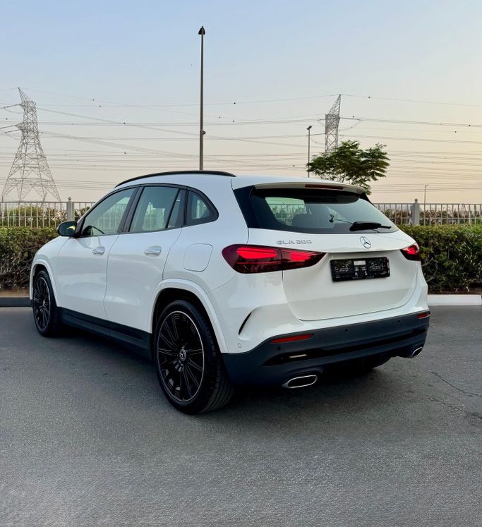 Подержанный Mercedes-Benz GLA 200 II (H247) Рестайлинг, 1.3 л, 2024 в Дубае от Levant Auto Trading Белый цвет. GCC | AUTO.AE