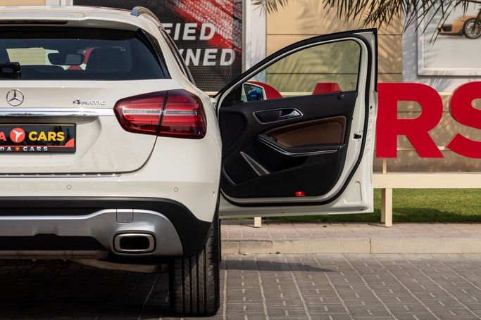 Used Mercedes-Benz GLA 250 I (X156) Facelift, 2.0 l, 2018 in Dubai by Linda Cars, White color. GCC Specs | AUTO.AE