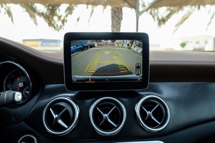 Used Mercedes-Benz GLA 250 I (X156) Facelift, 2.0 l, 2018 in Dubai by Linda Cars, White color. GCC Specs | AUTO.AE