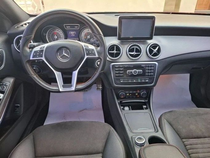 Подержанный Mercedes-Benz GLA 200 I (X156), 2.1 л, 2015 в Дубае от Barkat Alrahmen Motors Красный цвет. Корейская | AUTO.AE