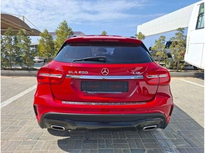 Подержанный Mercedes-Benz GLA 200 I (X156), 2.1 л, 2015 в Дубае от Barkat Alrahmen Motors Красный цвет. Корейская | AUTO.AE