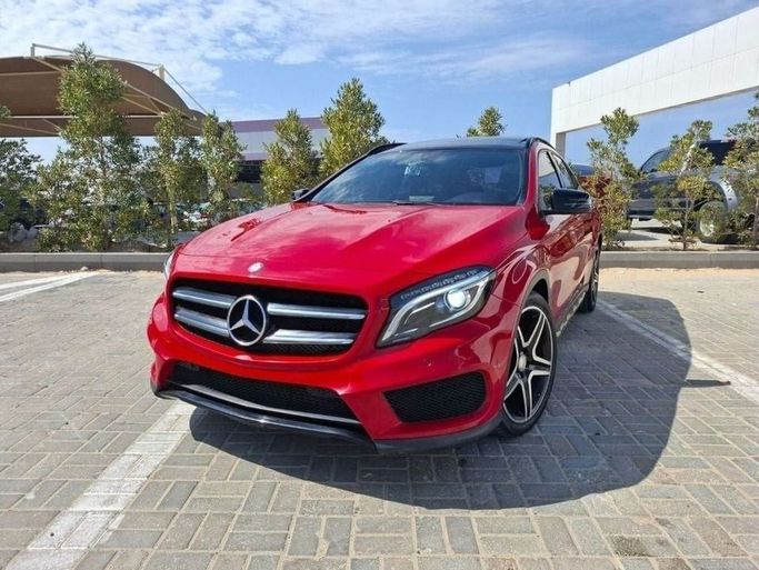Подержанный Mercedes-Benz GLA 200 I (X156), 2.1 л, 2015 в Дубае от Barkat Alrahmen Motors Красный цвет. Корейская | AUTO.AE