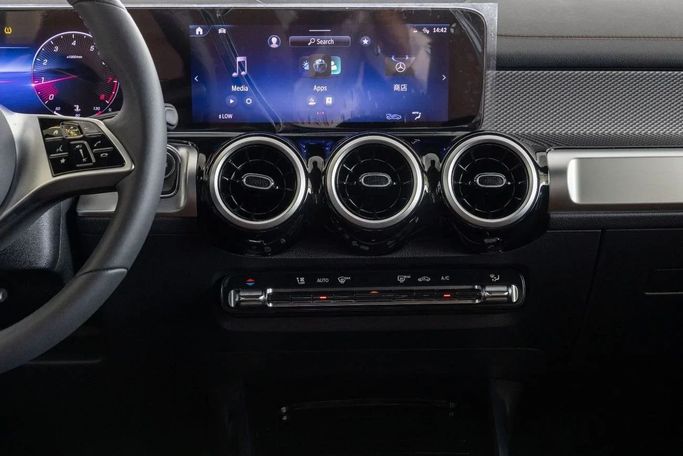 Новый Mercedes-Benz GLB 200 I (X247) Рестайлинг, 1.3 л, 2025 в Дубае от Laith Alobaidi Motors Черный цвет. Китайская | AUTO.AE