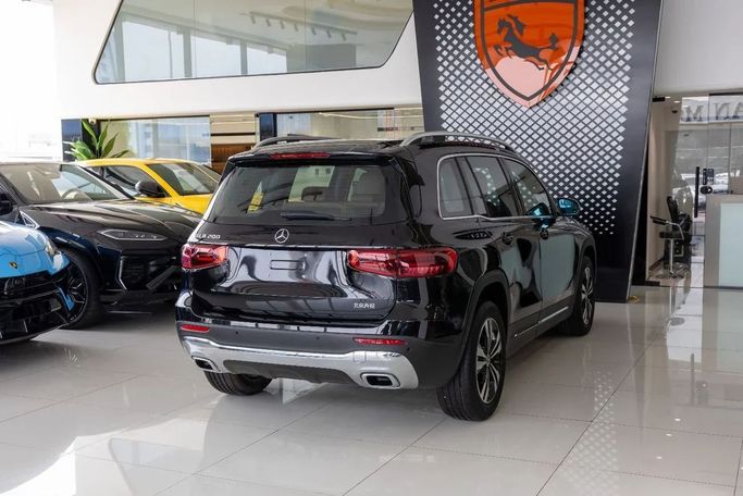 Новый Mercedes-Benz GLB 200 I (X247) Рестайлинг, 1.3 л, 2025 в Дубае от Laith Alobaidi Motors Черный цвет. Китайская | AUTO.AE