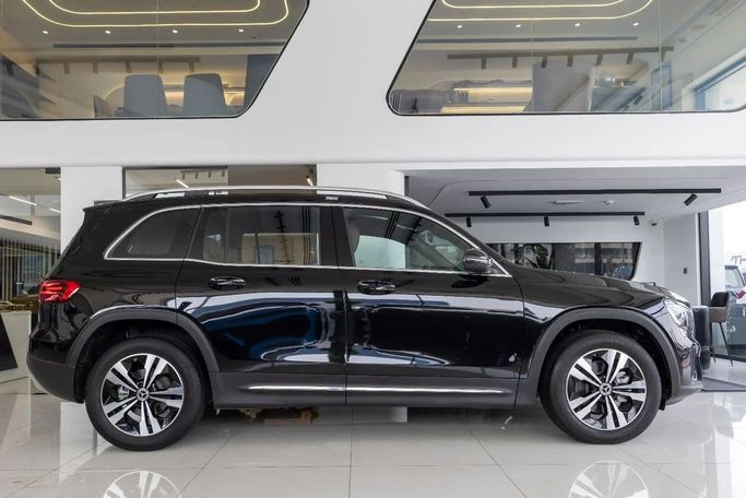 Новый Mercedes-Benz GLB 200 I (X247) Рестайлинг, 1.3 л, 2025 в Дубае от Laith Alobaidi Motors Черный цвет. Китайская | AUTO.AE