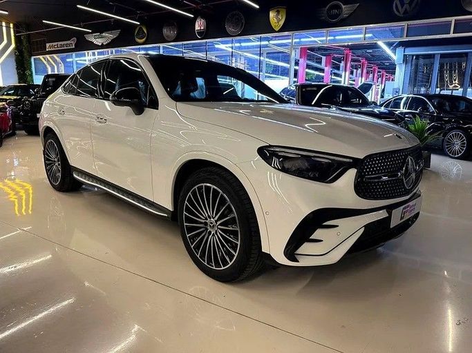 Подержанный Mercedes-Benz GLC Coupe 200 II (C254), 2.0 л, 2025 в Дубае от GE Motors Белый цвет. GCC | AUTO.AE
