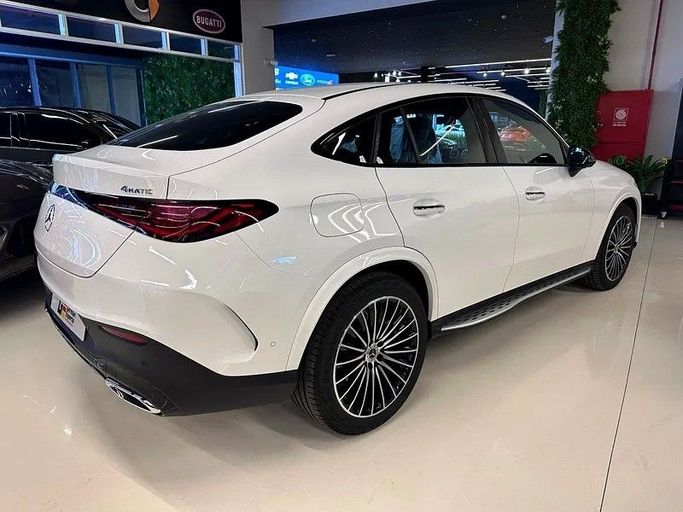 Подержанный Mercedes-Benz GLC Coupe 200 II (C254), 2.0 л, 2025 в Дубае от GE Motors Белый цвет. GCC | AUTO.AE