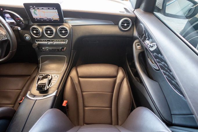 Подержанный Mercedes-Benz GLC 250 I (X253), 2.0 л, 2019 в Дубае от Linda Cars Белый цвет. GCC | AUTO.AE